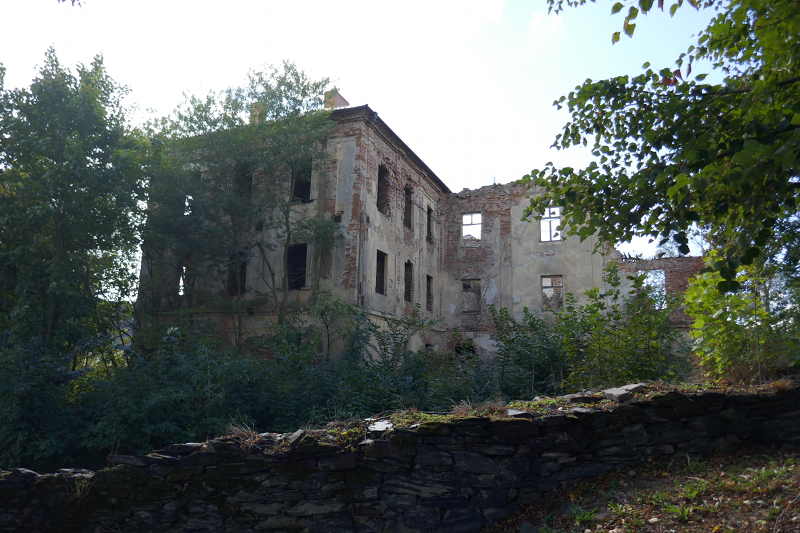 Dorfteschen, Villa, Ruine, überwachsen mit Bäumen, Fensteröffnungen sind leer, Tschechien