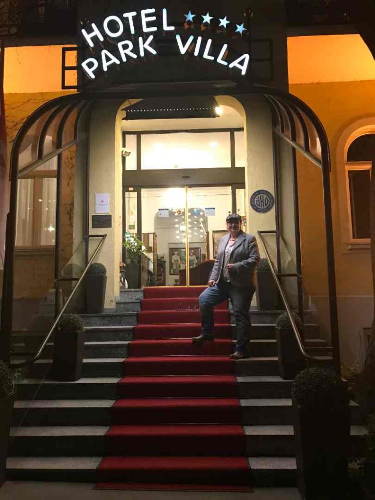Red Carpet beim Hotel Park Villa in Wien, davor steht Angelika Wohofsky