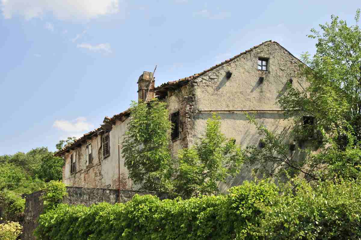 Verlorene Plätze, verlassene Orte – Stoff für eine Gruselstory oder einen Fantasyroman Pazin, Ruine eines alten Stadthause in Pazin, Istrien