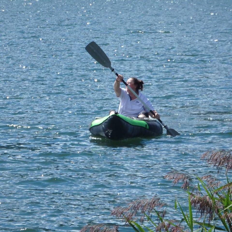 Angelika Wohofsky mit Schlauchkanadier paddeln am See